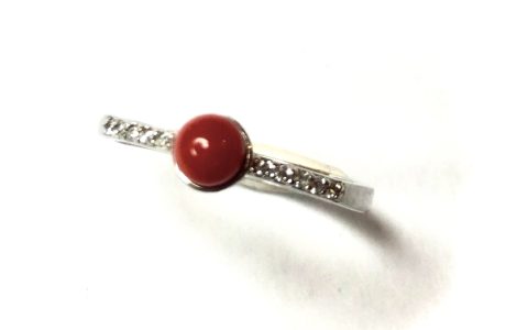 anneau argent surmonté d'une perle de corail rouge