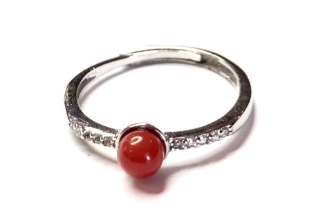 anneau argent surmonté d'une perle de corail rouge