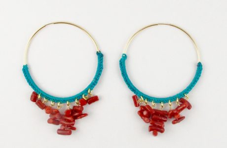 Boucles d'oreilles créoles gold-filled et corail rouge, tressage file de jade bleu