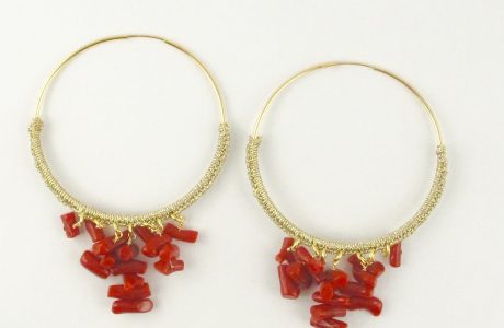 Boucles d'oreilles créoles gold-filled et corail rouge, tressage file doré