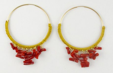 Boucles d'oreilles créoles gold-filled et corail rouge, tressage file de jade jaune
