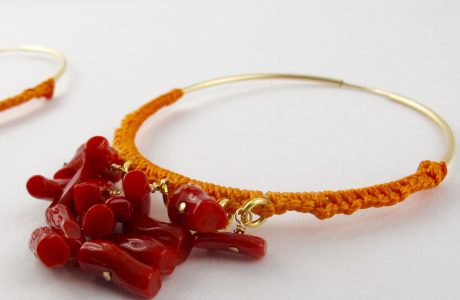 Boucles d'oreilles créoles gold-filled et corail rouge, tressage file de jade orange
