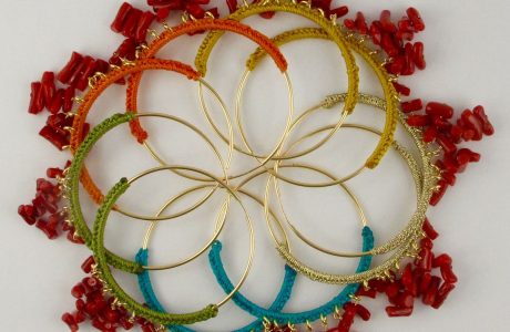 Boucles d'oreilles créoles gold-filled et corail rouge, tressage file de jade bleu