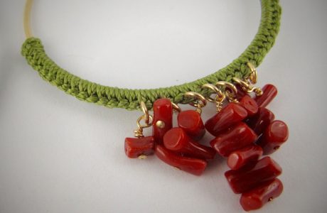 Boucles d'oreilles créoles gold-filled et corail rouge, tressage fil de jade vert