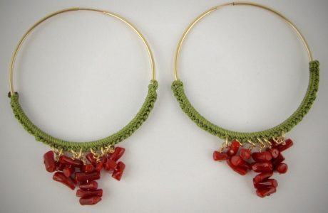Boucles d'oreilles créoles gold-filled et corail rouge, tressage fil de jade vert