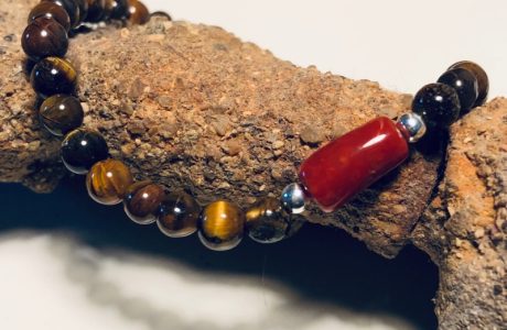 bracelet perles oeil de tigre et corail rouge sur elastique