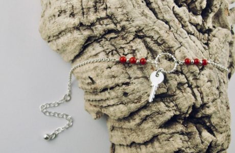 Ce bracelet est composé d'une fine chaîne en argent massif et perles 2,5mm de véritable corail rouge de Méditerranée. Un anneau en argent martelé porte le petit charms. A vous de choisir