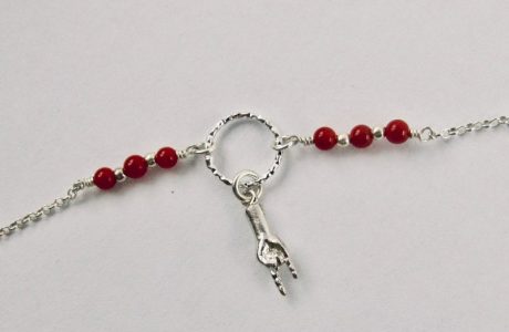 Ce bracelet est composé d'une fine chaîne en argent massif et perles 2,5mm de véritable corail rouge de Méditerranée. Un anneau en argent martelé porte le petit charms. A vous de choisir
