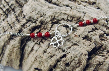 Ce bracelet est composé d'une fine chaîne en argent massif et perles 2,5mm de véritable corail rouge de Méditerranée. Un anneau en argent martelé porte le petit charms. A vous de choisir