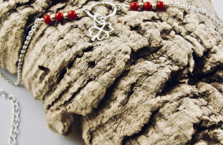 Ce bracelet est composé d'une fine chaîne en argent massif et perles 2,5mm de véritable corail rouge de Méditerranée. Un anneau en argent martelé porte le petit charms. A vous de choisir