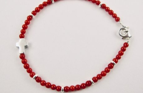  Bracelet de perles 2,5mm de véritable corail rouge de Méditerranée,  petite croix (9mmx6mm)  en argent 925/1000 , anti allergique (sans nickel), avec traitement anti ternissement, monté sur fil câblé, fermoir argent 925/1000
