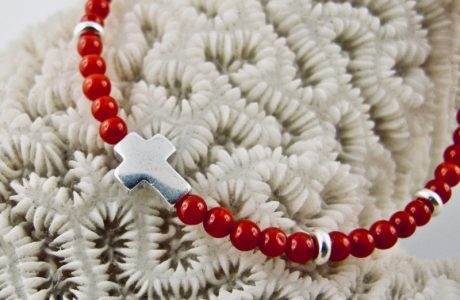 Bracelet de perles 2,5mm de véritable corail rouge de Méditerranée, petite croix (9mmx6mm) en argent 925/1000 , anti allergique (sans nickel), avec traitement anti ternissement, monté sur fil câblé, fermoir argent 925/1000