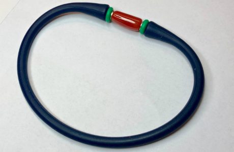 Bracelet pour l'homme, en caoutchouc, avec sa barette de véritable corail rouge de Méditerranée monté sur tige acier. 