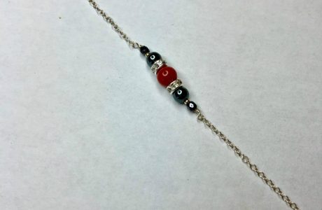 collier une perle de 5mm de véritable corail rouge de Méditerranée habillée de cristal de swarovski et perles d'hématite, montées sur chaine jaseron argent 925/1000