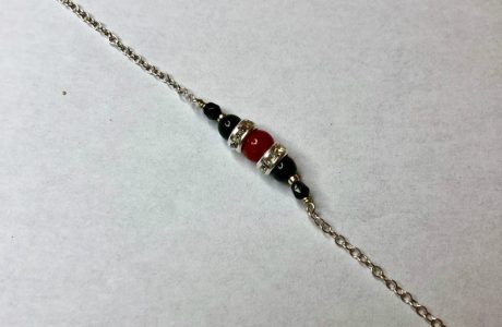 collier une perle de 5mm de véritable corail rouge de Méditerranée habillée de cristal de swarovski et perles d'hématite, montées sur chaine jaseron argent 925/1000