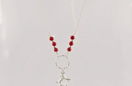 Ce collier est composé d'une fine chaîne en argent massif et perles 2,5mm de véritable corail rouge de Méditerranée. Un anneau en argent martelé porte le petit charms.
