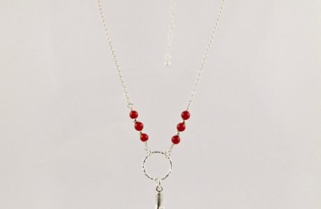 Ce collier est composé d'une fine chaîne en argent massif et perles 2,5mm de véritable corail rouge de Méditerranée. Un anneau en argent martelé porte le petit charms.