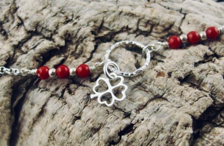 Ce collier est composé d'une fine chaîne en argent massif et perles 2,5mm de véritable corail rouge de Méditerranée. Un anneau en argent martelé porte le petit charms.