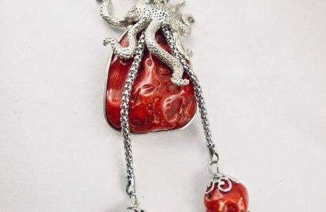  Poulpe en argent massif sur son éclat de véritable corail rouge de Méditerranée, pour ce joli collier sautoir. chaine serpentine en argent 925/1000. 