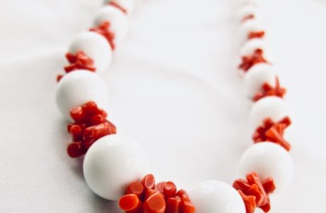 Collier de cuppolini (petits tronçons) de véritable corail rouge de Méditerranée, et perles facetées d'agate blanche