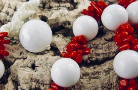 Collier de cuppolini (petits tronçons) de véritable corail rouge de Méditerranée, et perles facetées d'agate blanche