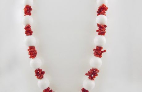 Collier de cuppolini (petits tronçons) de véritable corail rouge de Méditerranée, et perles facetées d'agate blanche
