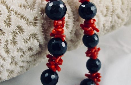Collier de cuppolini (petits tronçons) de véritable corail rouge de Méditerranée, et perles facetées d'onyx.