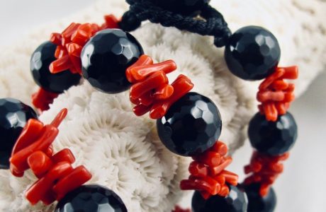 Collier de cuppolini (petits tronçons) de véritable corail rouge de Méditerranée, et perles facetées d'onyx.