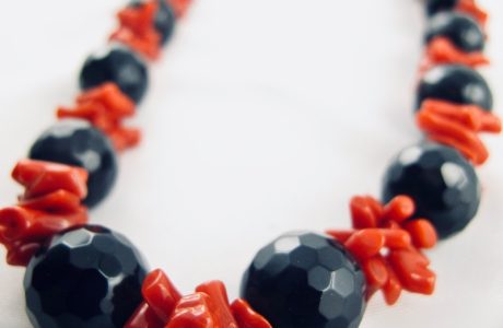 Collier de cuppolini (petits tronçons) de véritable corail rouge de Méditerranée, et perles facetées d'onyx.