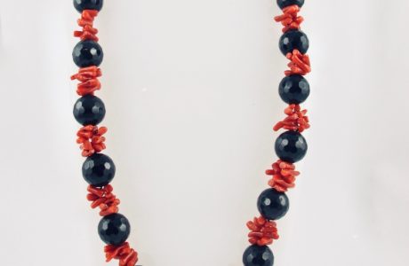 Collier de cuppolini (petits tronçons) de véritable corail rouge de Méditerranée, et perles facetées d'onyx.