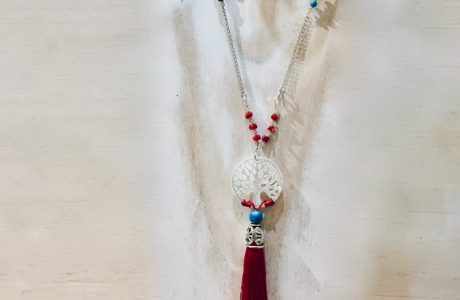 Collier sautoir en argent 925/1000,  composé de petites perles de véritable corail rouge de Méditerranée, de perles de turquoise et perles de cristal facetées . Disque de nacre sculpté arbre de vie et pompon rouge