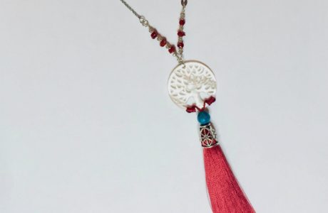 Collier sautoir en argent 925/1000, composé de petites perles de véritable corail rouge de Méditerranée, de perles de turquoise et perles de cristal facetées . Disque de nacre sculpté arbre de vie et pompon rouge