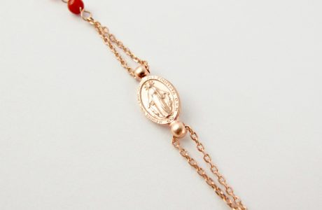 Détail médaille de Lourdes, collier-rosaire corail rouge et argent plaqué or rose