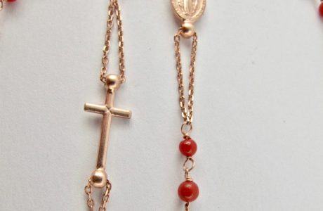 collier rosaire rosso e rosa, détail de la médaille de Lourdes et de la croix