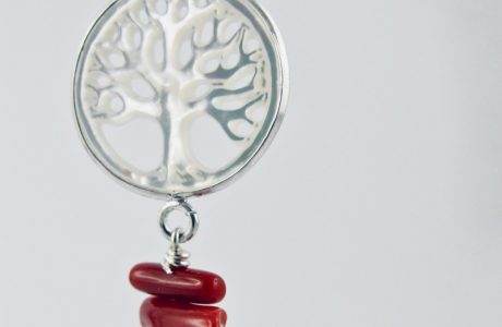 Boucles d'oreilles  Bodhisattva. Arbre de vie sculpté dans un disque de nacre blanche serti d'argent massif  et  perles (cuppolini) de corail rouge de Méditerranée. 