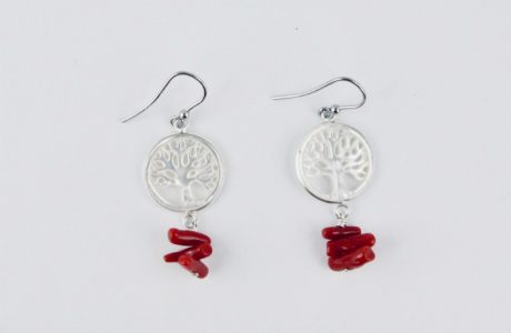 Boucles d'oreilles  Bodhisattva. Arbre de vie sculpté dans un disque de nacre blanche serti d'argent massif  et  perles (cuppolini) de corail rouge de Méditerranée. 