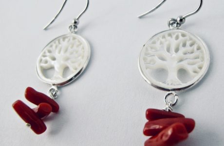 Boucles d'oreilles  Bodhisattva. Arbre de vie sculpté dans un disque de nacre blanche serti d'argent massif  et  perles (cuppolini) de corail rouge de Méditerranée. 