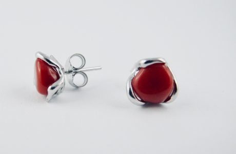Boucles d'oreilles pépites de  véritable corail rouge de Méditerranée, serties d'argent massif