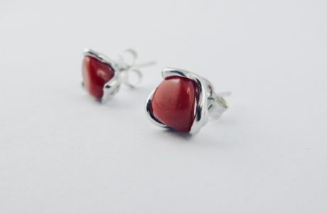 Boucles d'oreilles pépites de  véritable corail rouge de Méditerranée, serties d'argent massif