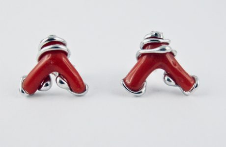 Boucles d'oreilles petite branche  de  véritable corail rouge de Méditerranée, sertie d'argent massif