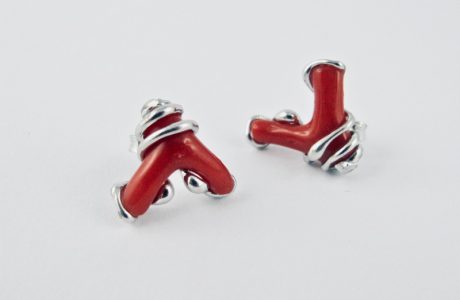 Boucles d'oreilles petite branche  de  véritable corail rouge de Méditerranée, sertie d'argent massif