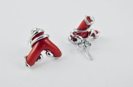 Boucles d'oreilles petite branche  de  véritable corail rouge de Méditerranée, sertie d'argent massif