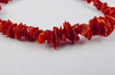Bracelet de petits éclats de véritable corail rouge de Méditerranée, monté avec fermoir argent 925/1000e.