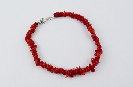 Bracelet de petits éclats de véritable corail rouge de Méditerranée, monté avec fermoir argent 925/1000e.