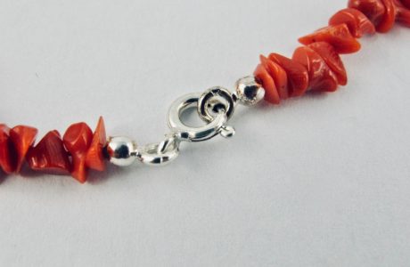 Bracelet de petits éclats de véritable corail rouge de Méditerranée, monté avec fermoir argent 925/1000e.