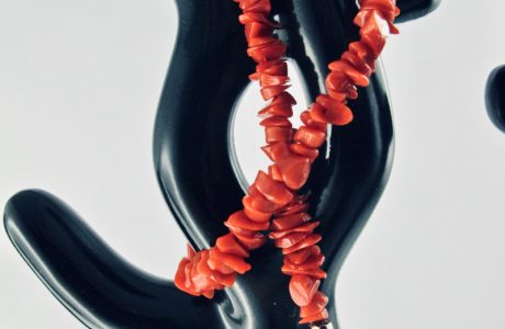 Bracelet de petits éclats de véritable corail rouge de Méditerranée, monté avec fermoir argent 925/1000e.