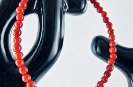 Bracelet de petites perles rondes de 3 mm de véritable corail rouge de Méditerranée, monté avec fermoir argent 925/1000e.