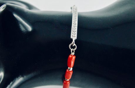 Bracelet barrette de zircon et de véritable corail rouge de Méditerranée,sur chaine forçat,  monté avec fermoir argent 925/1000e