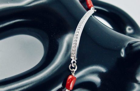 Bracelet barrette de zircon et de véritable corail rouge de Méditerranée,sur chaine forçat,  monté avec fermoir argent 925/1000e
