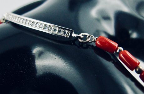 Bracelet barrette de zircon et de véritable corail rouge de Méditerranée,sur chaine forçat,  monté avec fermoir argent 925/1000e